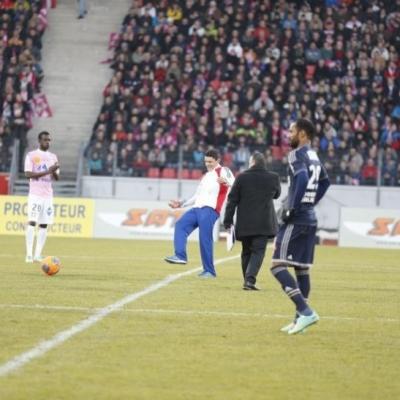 Benjamin donne le coup d'envoi du match de Ligue1 OM - ETG